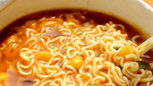 方便面究竟是不是垃圾食品？用顯微鏡放大100倍，答案一目了然